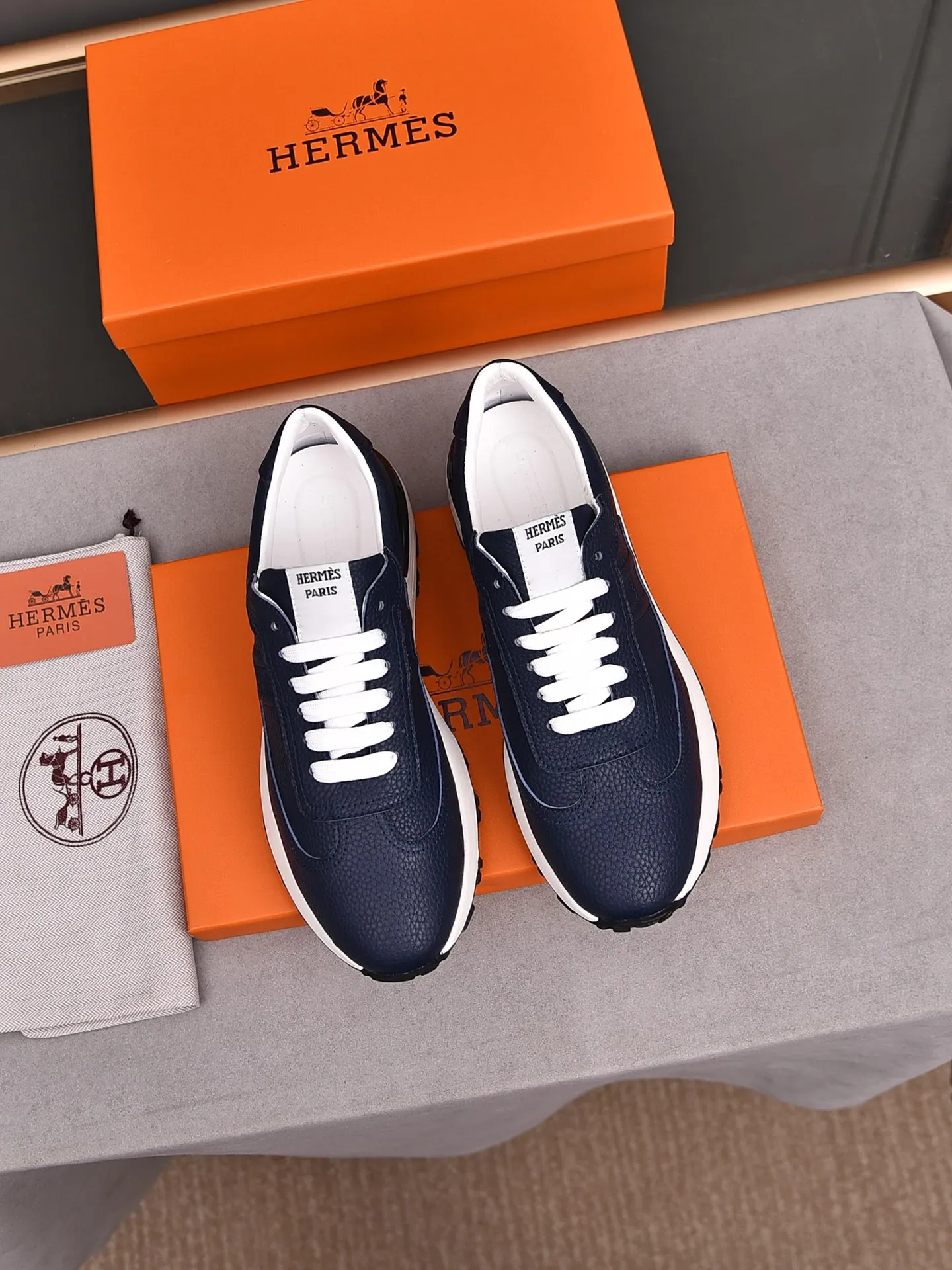📛📛📛PPP440 (Hermes)🆕Men's color-blocked sneakers with textured calfskin details. Spliced ​​with original cowhide, this shoe draws inspiration from the equestrian world, integrating technical details and practical functions. Breathable sheep lining, original combination outsole, high-end quality, and every detail is perfectly combined! Size: 38-44 (45 can be customized)